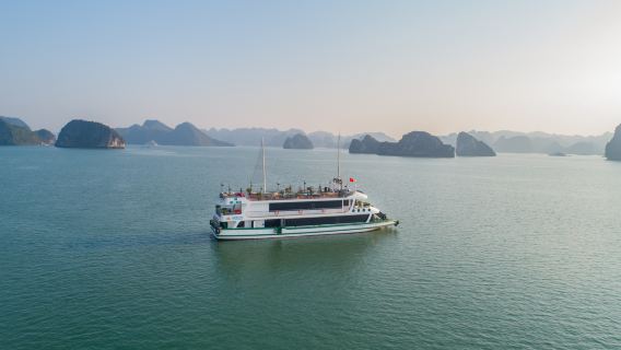 Hanoi: 5-tähden Ha Long Bayn risteily maisemien nauttimiseen, lounaan ja porealtaan kanssa