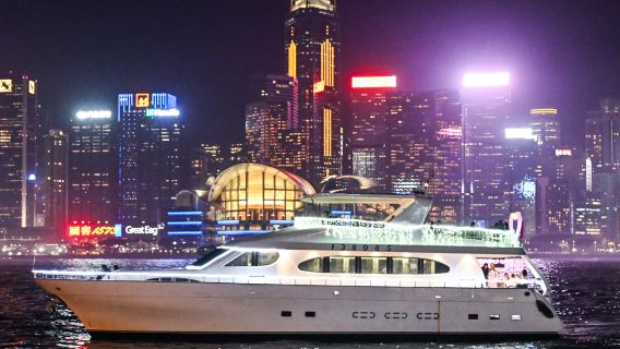 Nattur med Hong Kongs karakteristiske sightseeingbåd i Victoria Harbour (90 fods superyacht)