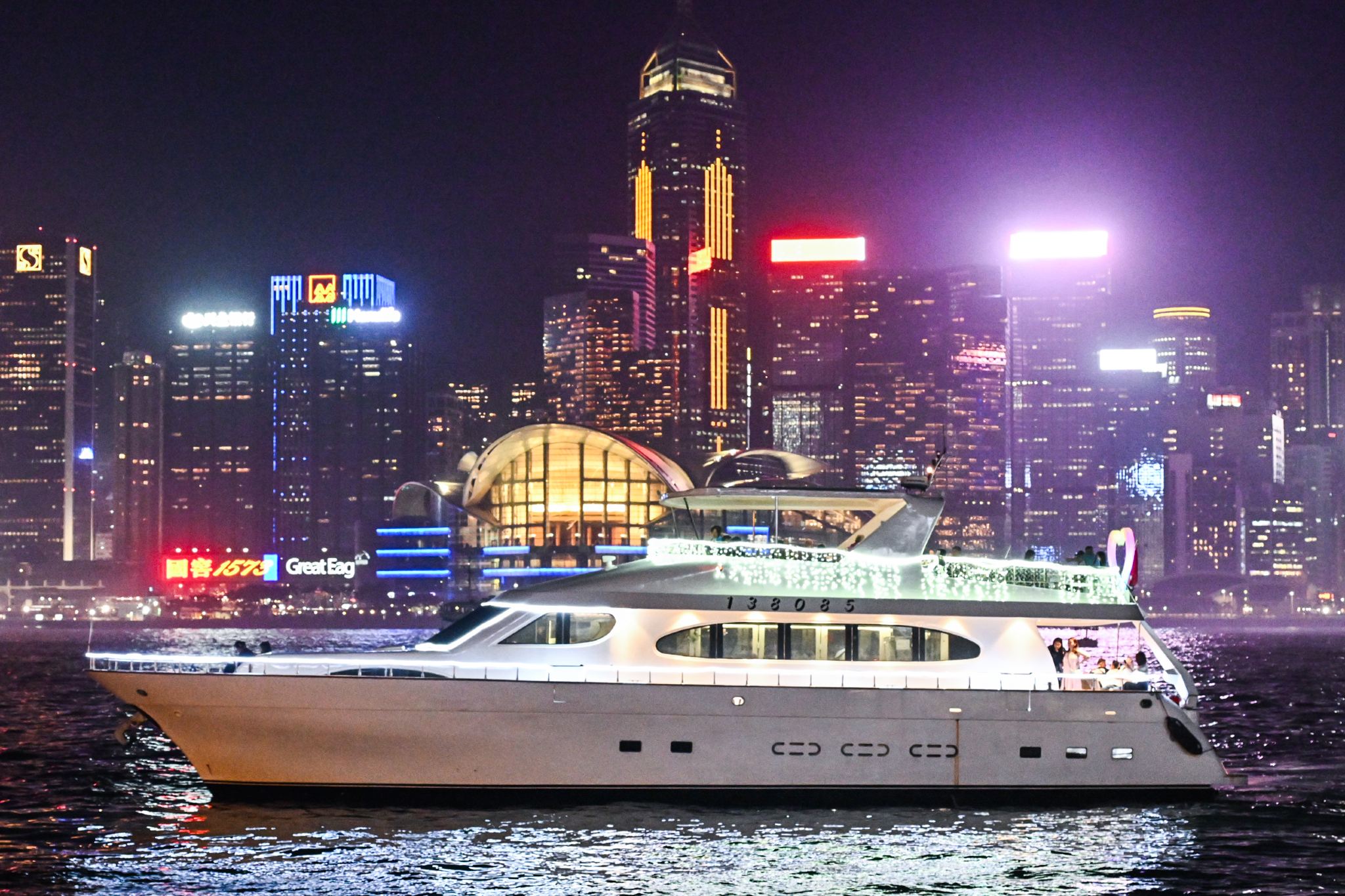 Ночной круиз по гавани Виктория (яхта длиной 90 футов)