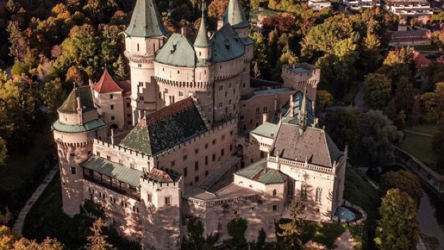 斯洛伐克布拉迪斯拉包車【波伊尼采鎮·波伊尼采城堡】飯店接駁