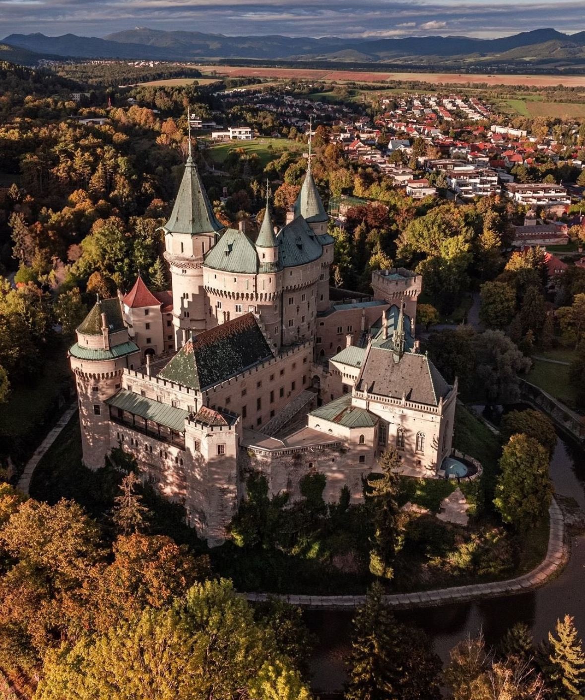 斯洛伐克布拉迪斯拉包車【波伊尼采鎮·波伊尼采城堡】酒店接送