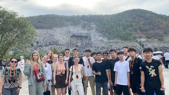 perjalanan satu hari ke Gua Longmen, Gerbang Yingtian, dan Gerbang Lijing di Luoyang, Tiongkok.