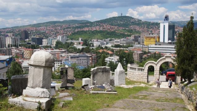 Dentro l'Assedio: La Storia di Sopravvivenza di Sarajevo