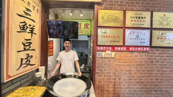 One-day Tour of Wuhan: Culinary Journey, Shopping Spree