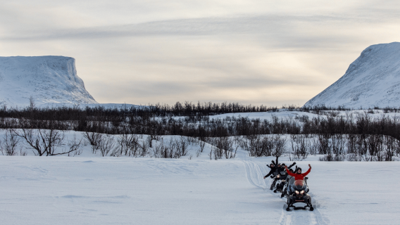Abisko: fantastico tour in motoslitta nell'Outback con il lago Abiskojaure