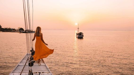 Indonesia Komodo sunset tour | hotel transfer | sunset bats | Pulau Kalong | snorkeling | join-in tour private boat