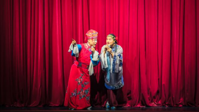 Family Tour in Xi'an: Xiaonanmen Morning Market > City Wall > Tang Paradise > Intangible Cultural Heritage Show > Private Tour