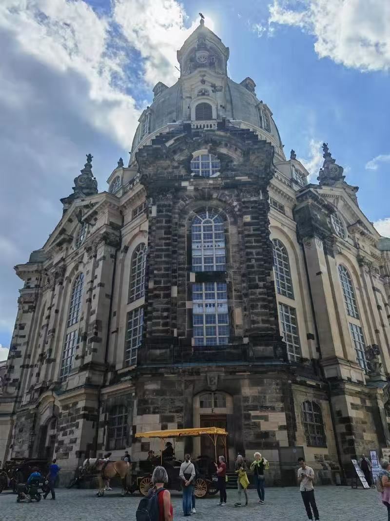 德國紐倫堡城堡+聖洛倫茨教堂+主集市廣場+美泉一日遊。