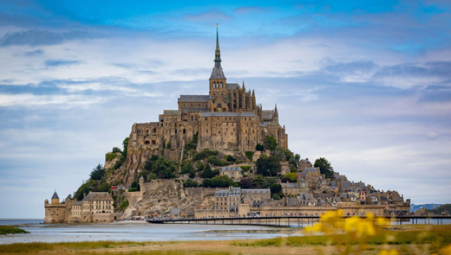 однодневный тур в Мон-Сен-Мишель во Франции [включает входной билет в аббатство + трансфер на комфортабельном автобусе с кондиционером]