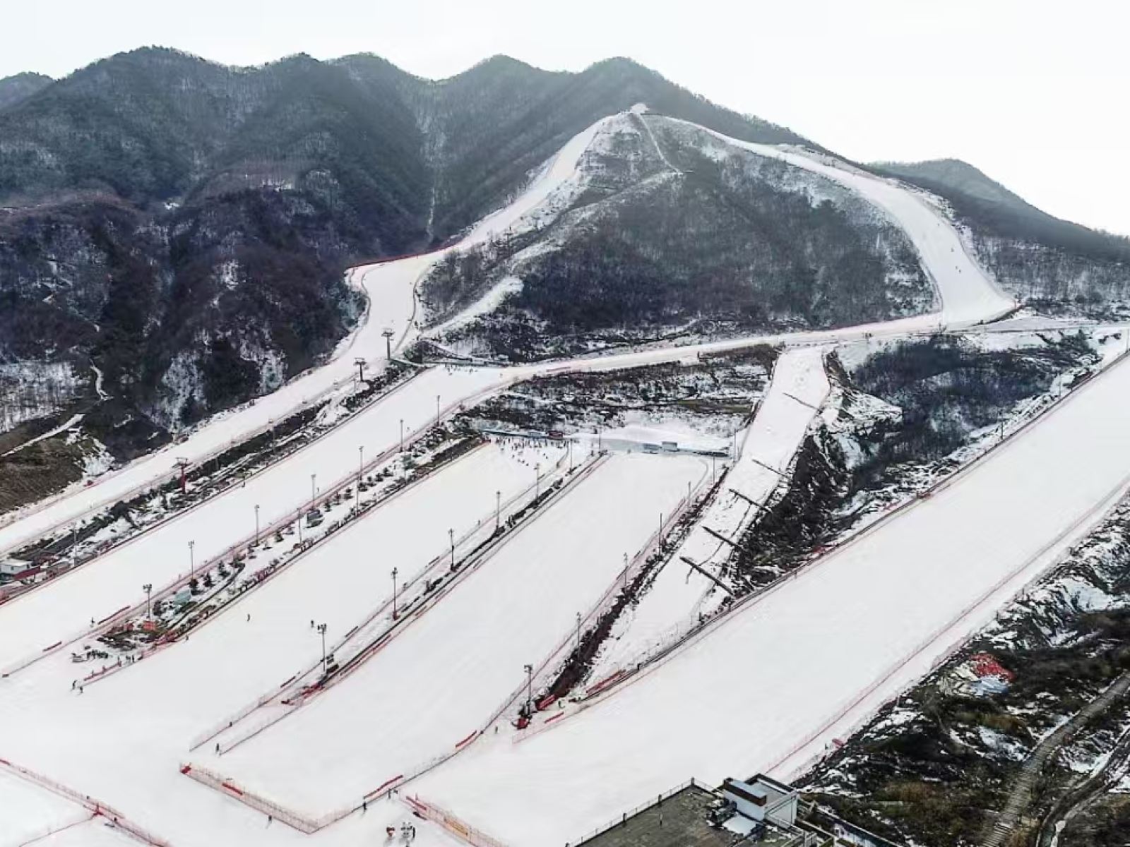 Perjalanan Bermain Salju Sehari di Tongchuan Zhaojin International Ski Resort