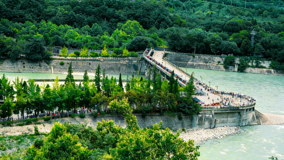 Pakej Pelancongan Chengdu Lawatan Sehari Dujiangyan + Gunung Qingcheng + Air Mata Biru Kumpulan Kecil 2-8 Orang