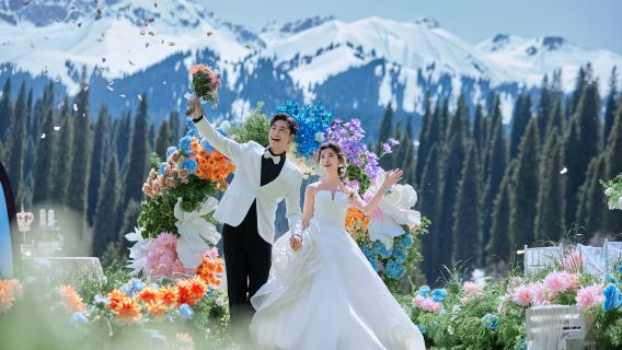 伊犁Trip Moments【目的地婚禮+婚紗照/賽里木湖/果子溝旅行婚禮結婚照微電影純拍攝】