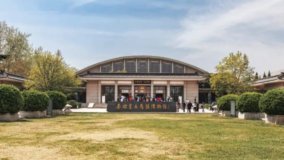 Visit the eighth wonder of the world and experience Xi'an's signature noodles (admission ticket/snacks/guide options available)