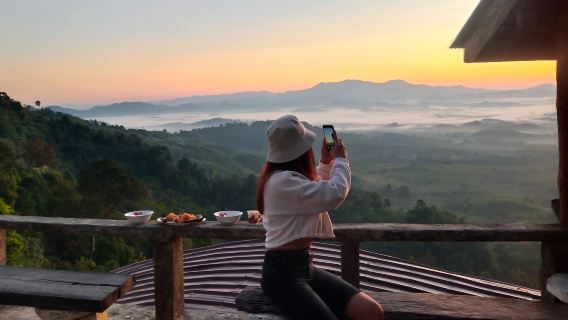 Ab Khao Lak: Magischer Sonnenaufgang über den Wolken in Khao Khai Nui