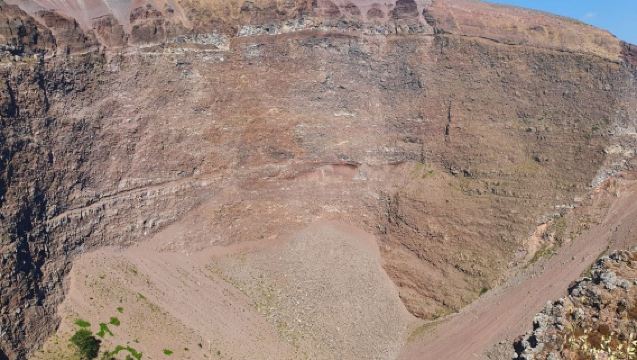 Pompeii & Mount Vesuvius: Guided Tour + Wine Tasting from Naples