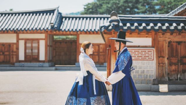 Gyeongbokgung Palace Hanbok Photo Shoot: Hanbok Experience & Professional Photography Service
