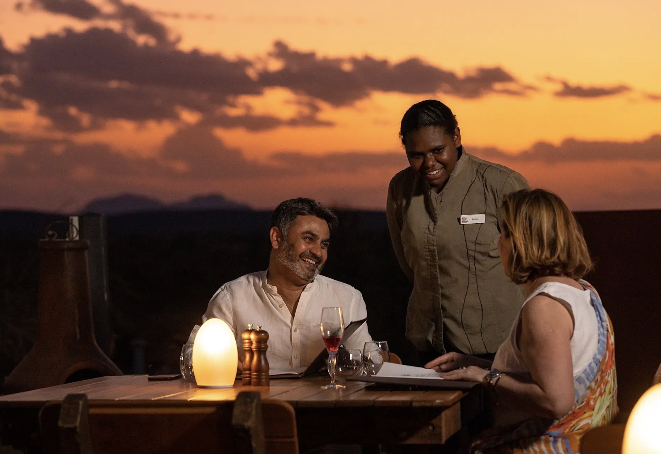 Makan Malam di Gumuk Pasir Tali Wiru di Uluru [Makan Malam 4 Hidangan Outback + Meja Pribadi untuk D