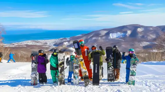 일본 홋카이도 오타루 아사리가와온센 스키장 당일 치기 여행 [스키/스노보드 선택 가능 | 중/영어 강사 | 초보자 환영 | 케이블카 포함 | 장비 완비]