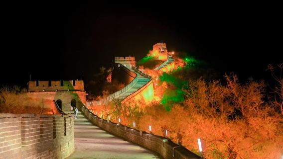 Pechino: biglietto notturno per la Grande Muraglia di Badaling o tour con spettacolo