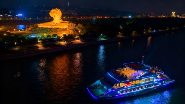 Experiencia en crucero por el río Xiangjiang en Changsha [Muelle de la Isla Juzizhou/Muelle de la Montaña Yuelu/Muelle de los Tres Pabellones y un Salón] (Noches deslumbrantes + Paisaje de montañas, río y ciudad + Viaje romántico)