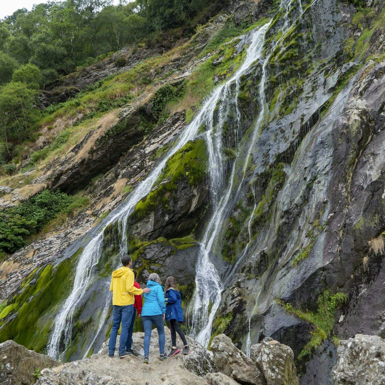 Wicklow, Glendalough & Powerscourt Waterfall: Guided Day Tour from Dublin