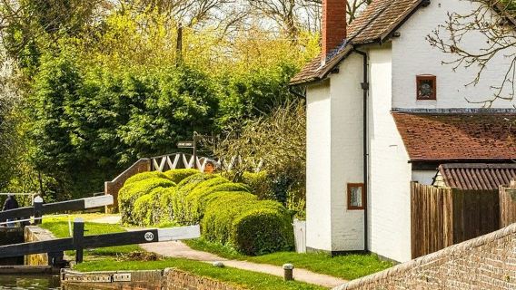 Recorridos a pie autoguiados e inmersivos por Warwickshire