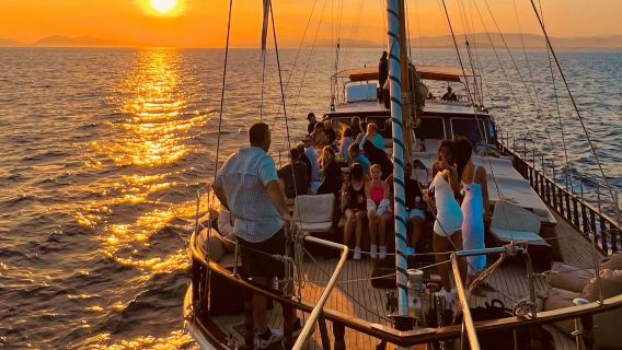 アテネ：リビエラ・サンセットパーティーボート（ドリンク＆スナック付き）
