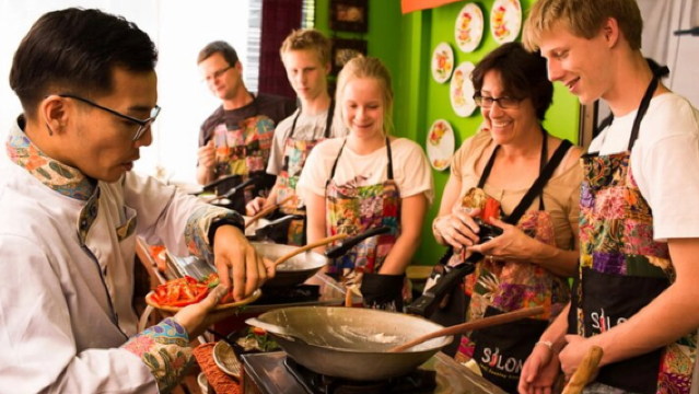 [Thailandia Bangkok] Scuola di Cucina Thai Silom | Visita al mercato locale + selezione degli ingredienti + preparazione di 5 piatti thailandesi + multiple fasce orarie disponibili + menu giornaliero variabile