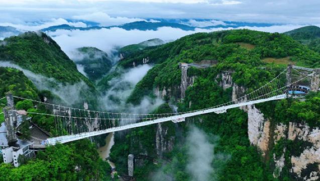 8-persoonsgroep | Eendaagse tour met glazen brug + avondzicht op Furong Ancient Town, glazen brug + waterval bij nacht