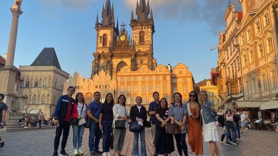 Passeio guiado a pé em Praga e cruzeiro com almoço típico tcheco "Melhor Combo"