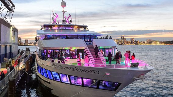 New York Christmas Eve specialty dinner cruise for 2.5 hrs (enjoy dinner + admire New York's iconic landmarks + DJ performance)