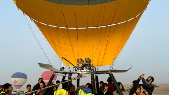 Experiencia de vuelo en globo aerostático al amanecer sobre el desierto de Dubái | Recogida en el hotel | Paquete de desayuno opcional | Servicio de atención al cliente en chino