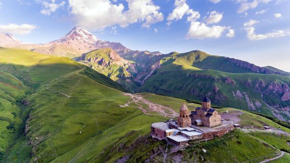 De Tiflis a Kazbegi: tour guiado en grupo por Ananuri, Zhinvali, Gudauri y Gergeti