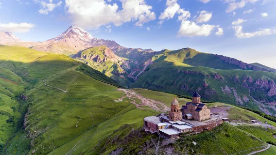 Dari Tbilisi ke Kazbegi Tur Terpandu Grup Ananuri Zhinvali Gudauri Gergeti