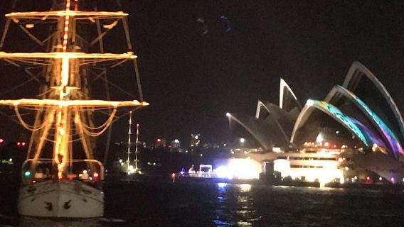 ล่องเรือสำราญชมแสงสีในอ่าวซิดนีย์ 1.5 ชั่วโมง พร้อมบริการอาหารเย็นบนเรือใบสูง