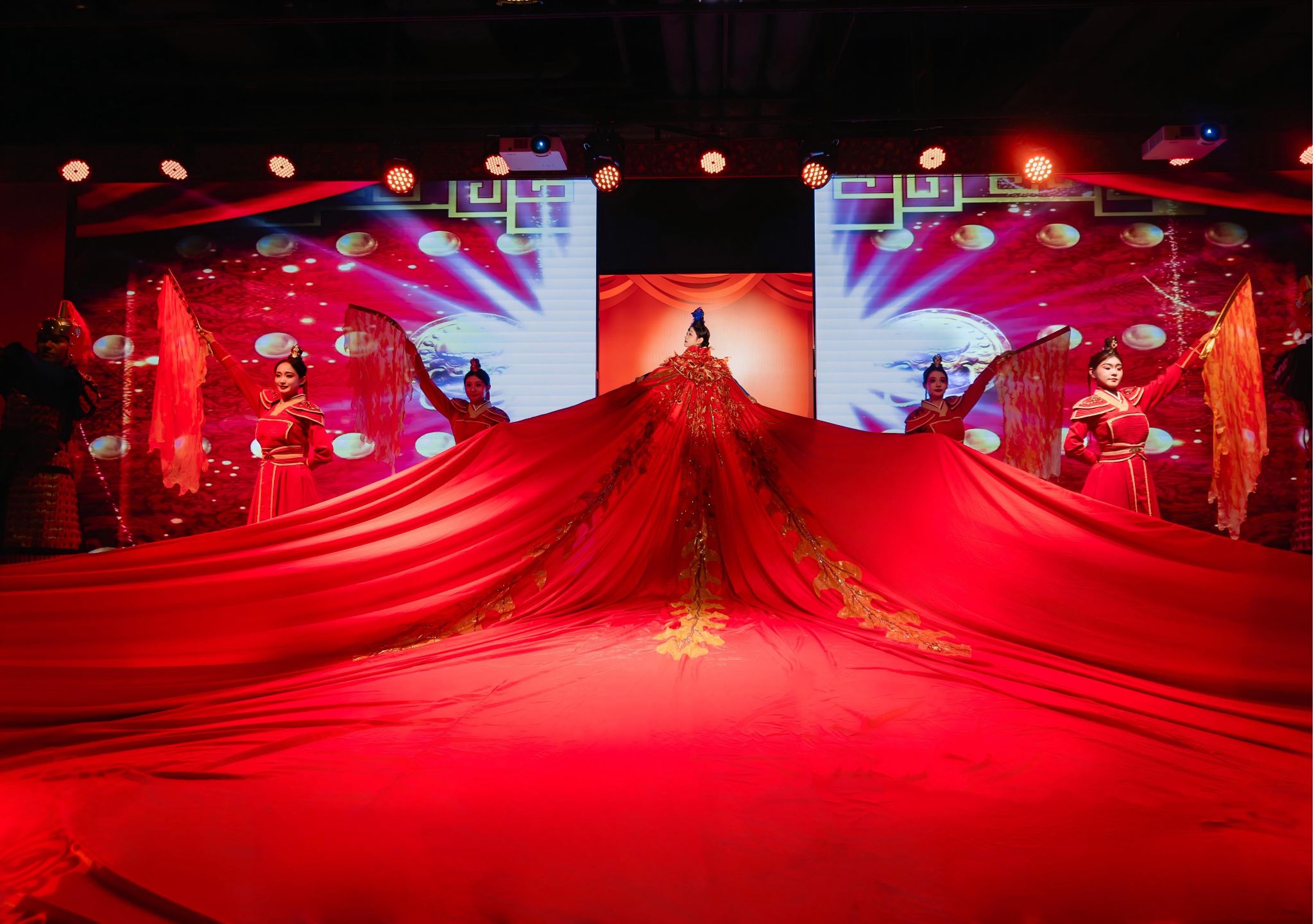 Esperienza del Banchetto Imperiale a Suzhou (godimento regale + danze raffinate + cucina imperiale + abiti antichi + giochi interattivi + storia e cultura)