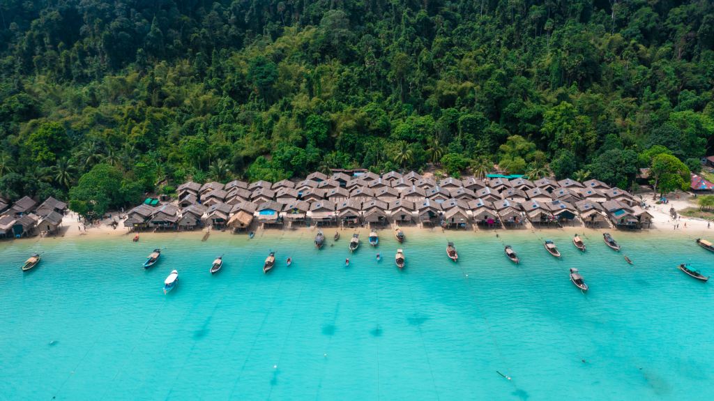 Из Пхукета или Каолака: однодневный тур на Суринские острова на скоростном катере.