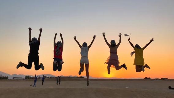 การผจญภัยในทะเลทรายครึ่งวันในเมืองฮูร์กาดา ประเทศอียิปต์: ตะลุยเนินทรายตอนบ่าย ชมการแสดงเต้นรำยามพระอาทิตย์ตกดิน ขับโกคาร์ท ขี่อูฐ