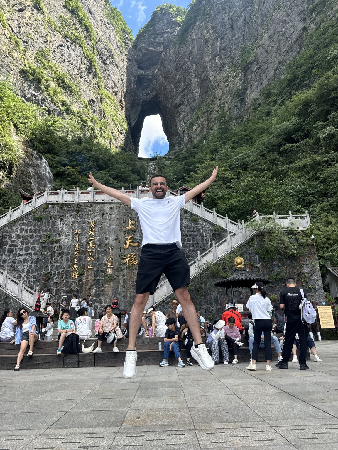 Tour privato di un giorno intero al ponte di vetro più lungo e alla montagna Tianmen