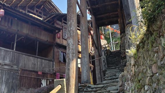 sewa kendaraan pribadi perjalanan satu hari ke Huaihua Grand Canyon, Jembatan Angin dan Hujan Zhijiang Longjin, dan Jalan Suozi di Provinsi Hunan tersedia, dengan layanan berbahasa Inggris.