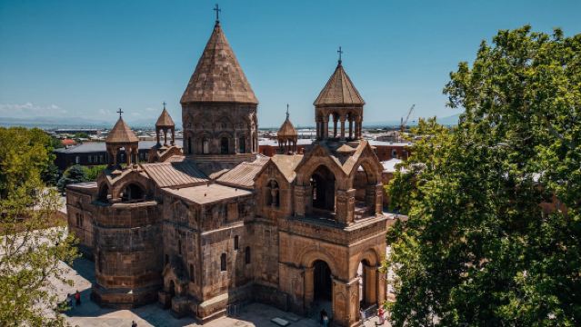 Catedral de Echmiadzin + Sitio arqueológico de Zvartnots + Lago Sevan