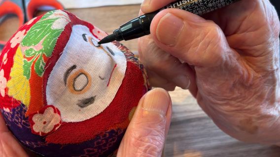 [Casa do Daruma-chan (Daruchan no Ouchi)] Experiência de curso de fabricação do Daruma de Chofu, que combina o tecido com a cultura Daruma do Templo Jindaiji