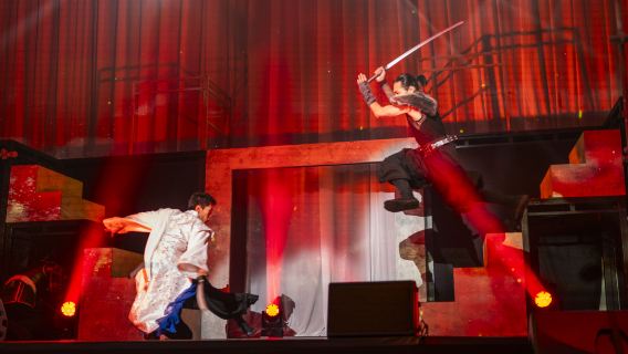 Tokyo Kunstteater: En imponerende ikke-verbal samurajforestilling & rustningsoplevelse!