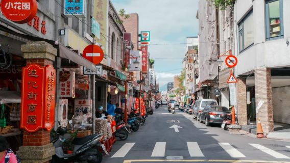 Taipei: Dadaocheng & Dihua Street & Temple Walking Tour