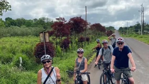 Galápagos, Ruta en E-Bike + tortugas Gigantes y Lava Tuneles