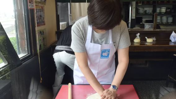 [Fukuoka · Kurume] Esperienza di preparazione degli udon di Chikugo in un famoso ristorante storico! Preparazione, cottura e degustazione sul momento