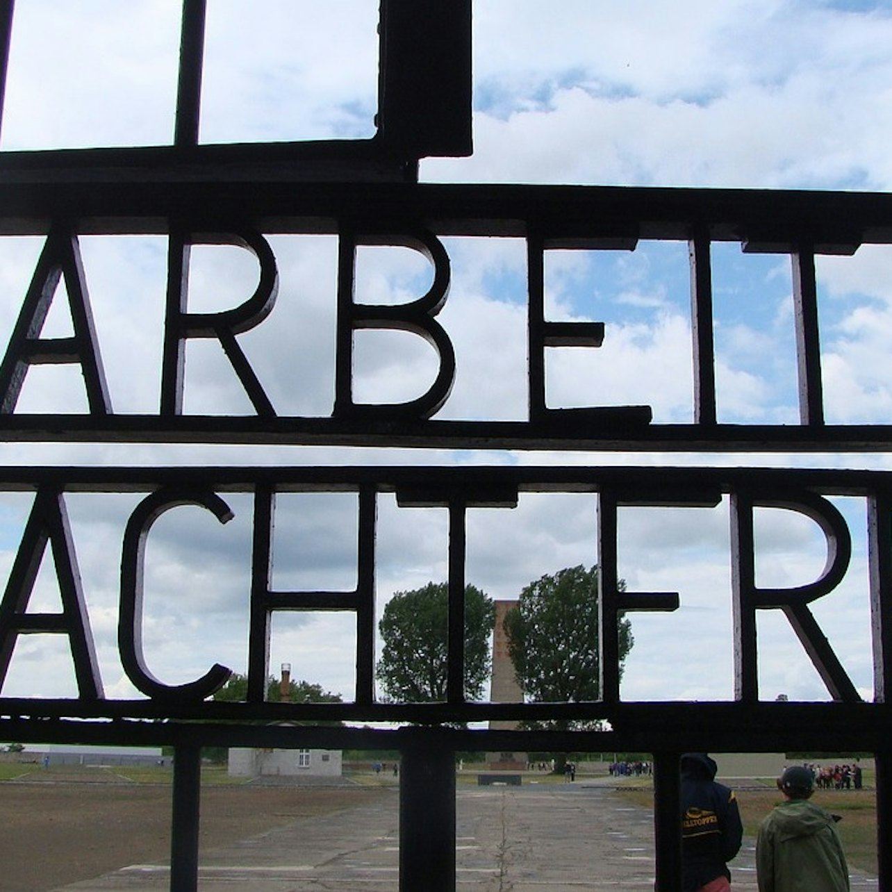 Sachsenhausen & Potsdam: Guided Tour from Berlin