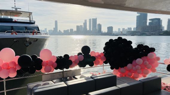 【上海遊艇8888生日求婚組合】外灘黃浦江70尺頂配雙體豪華遊艇包船夜遊黃浦江70分鐘主題佈置組合