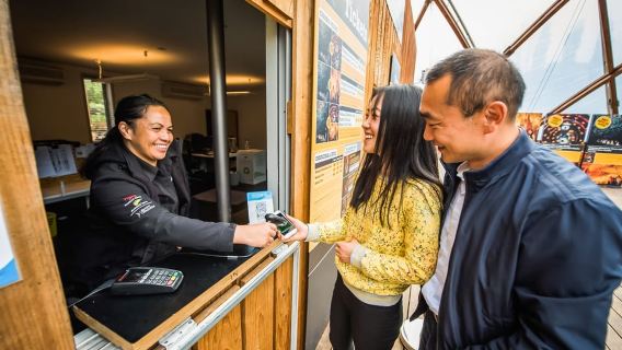 Waitomo: ทัวร์ถ้ำหิ่งห้อยพร้อมไกด์นำเที่ยวโดยเรือ