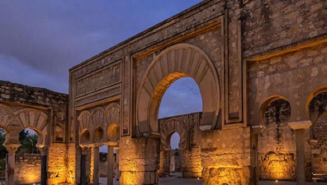 Córdoba: Visita guiada al Medina Azahara - Conjunto Arqueológico Madinat al-Zahra de noche
